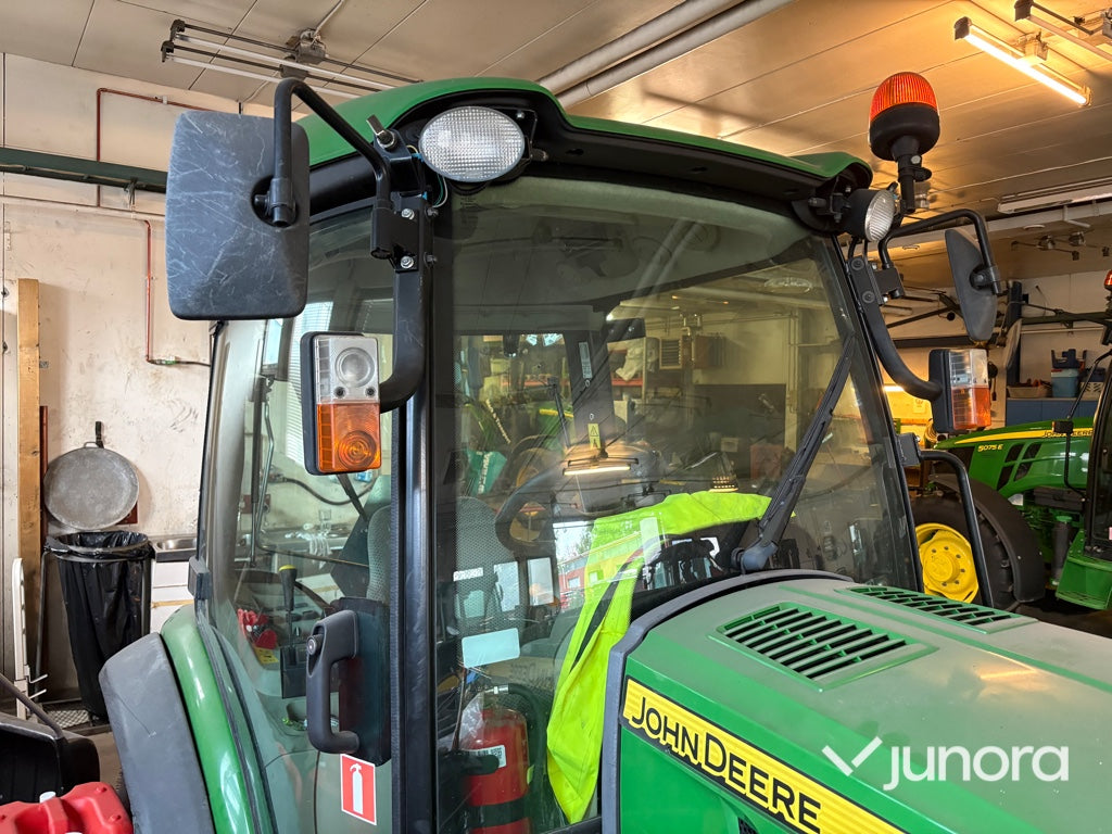 Traktor John Deere 3045R med vikplog och sandspridare