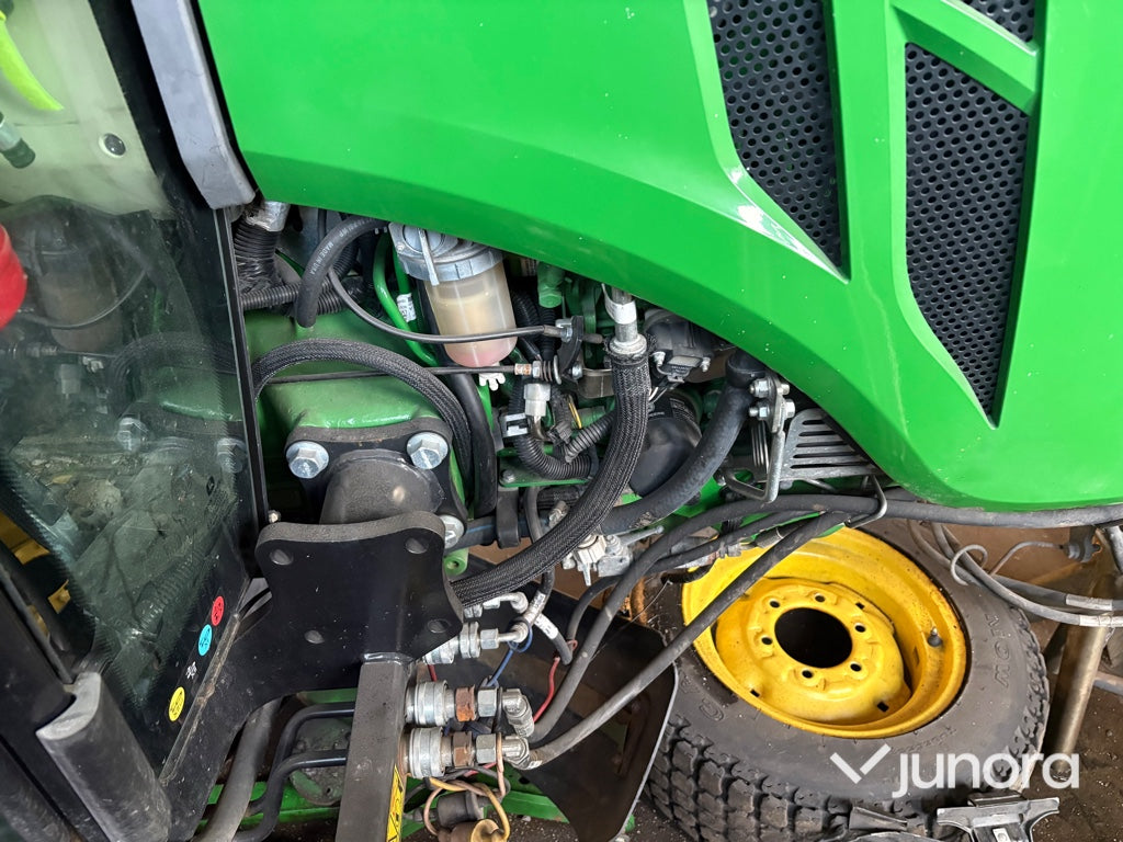 Traktor John Deere 3045R med vikplog och sandspridare