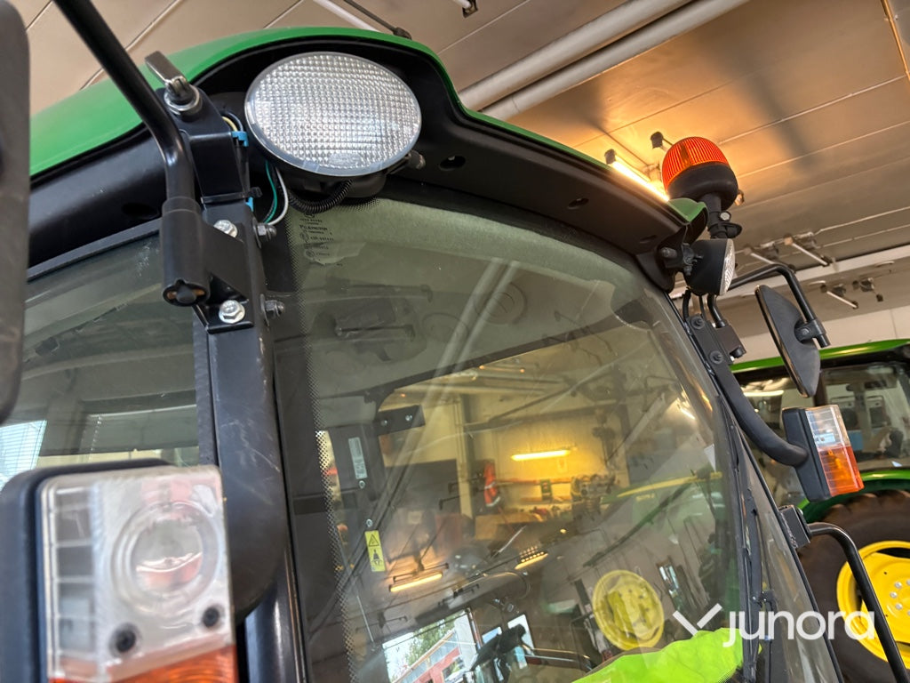 Traktor John Deere 3045R med vikplog och sandspridare