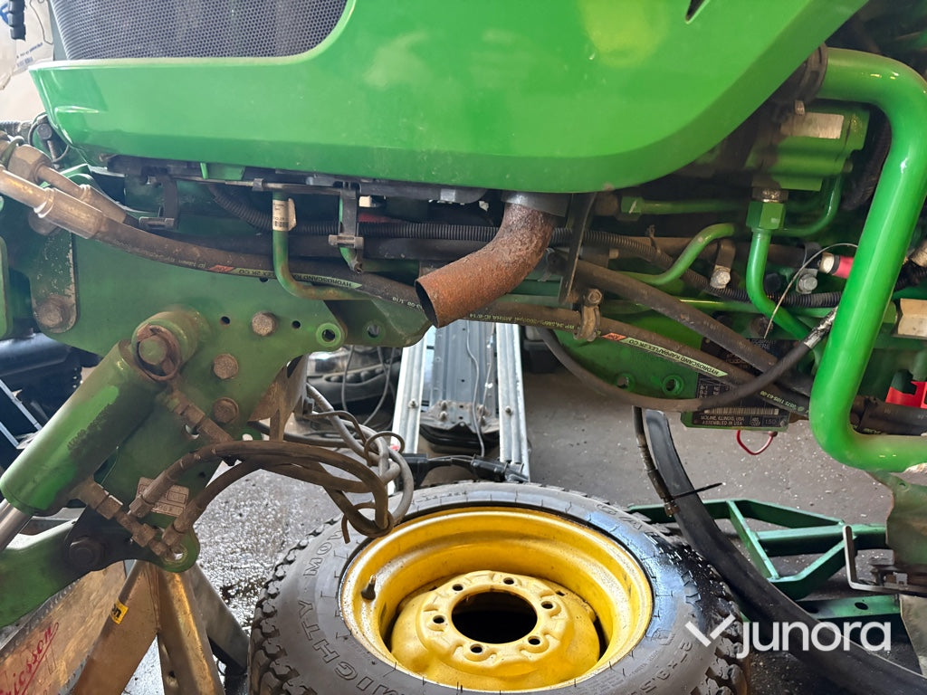 Traktor John Deere 3045R med vikplog och sandspridare