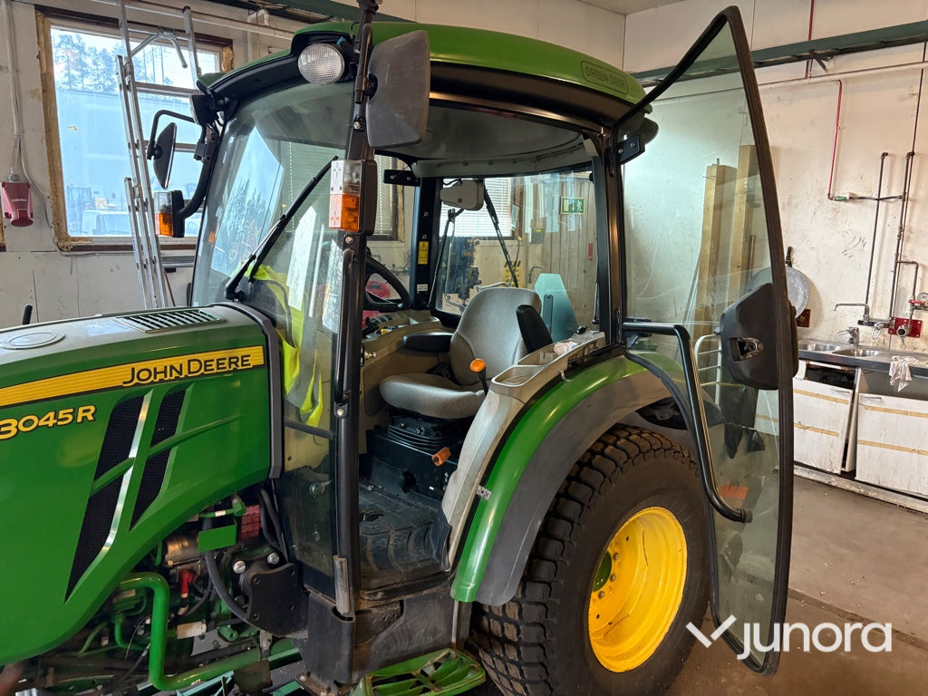Traktor John Deere 3045R med vikplog och sandspridare