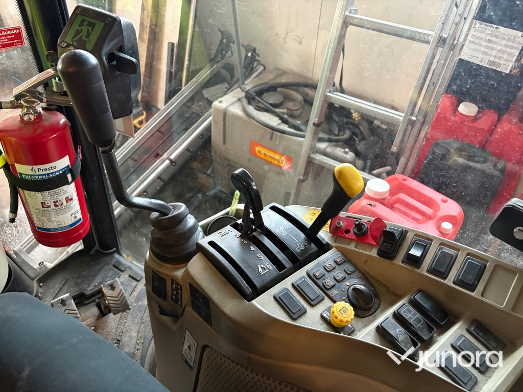 Traktor John Deere 3045R med vikplog och sandspridare