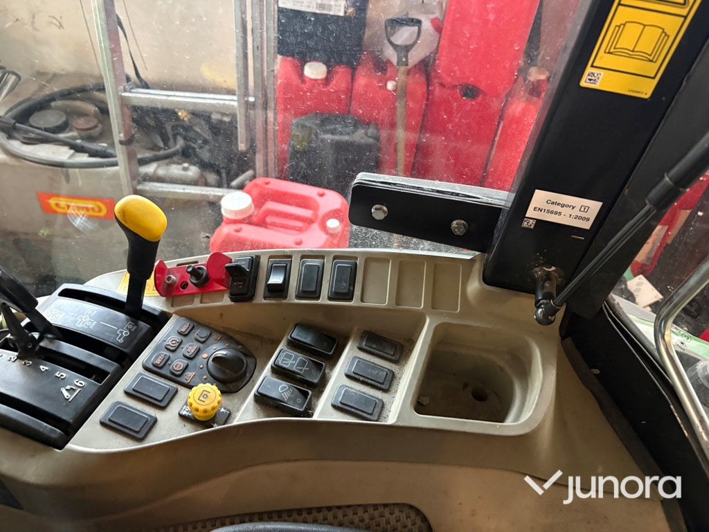 Traktor John Deere 3045R med vikplog och sandspridare