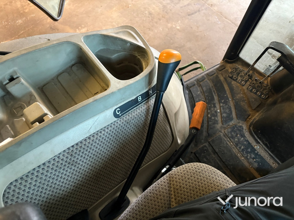 Traktor John Deere 3045R med vikplog och sandspridare