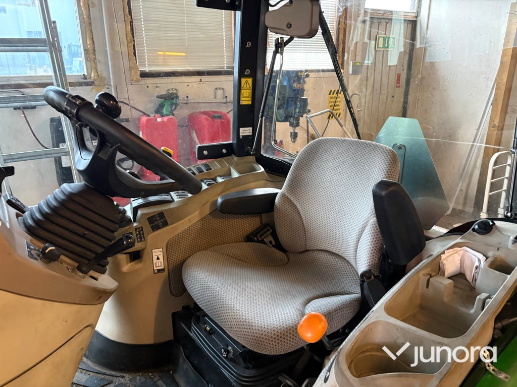 Traktor John Deere 3045R med vikplog och sandspridare