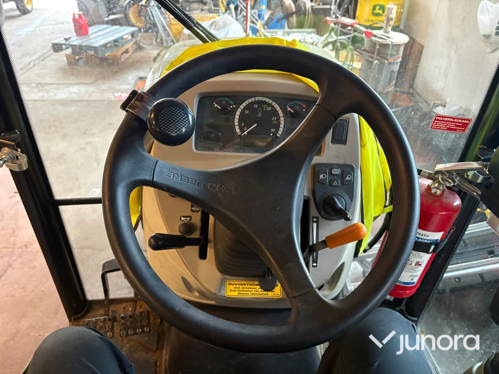 Traktor John Deere 3045R med vikplog och sandspridare
