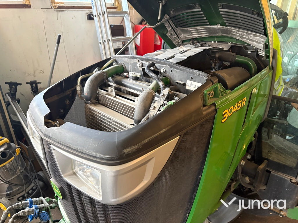 Traktor John Deere 3045R med vikplog och sandspridare