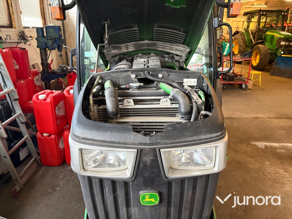 Traktor John Deere 3045R med vikplog och sandspridare