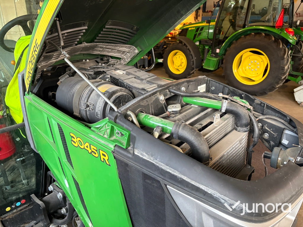 Traktor John Deere 3045R med vikplog och sandspridare