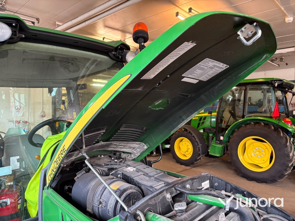 Traktor John Deere 3045R med vikplog och sandspridare