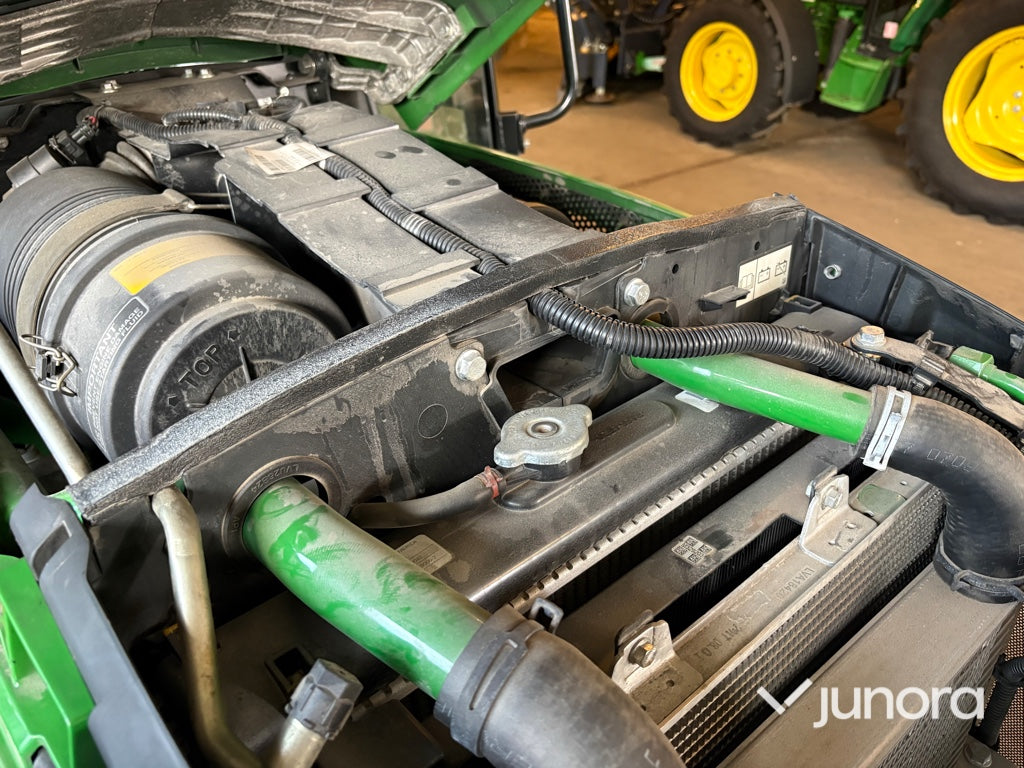 Traktor John Deere 3045R med vikplog och sandspridare
