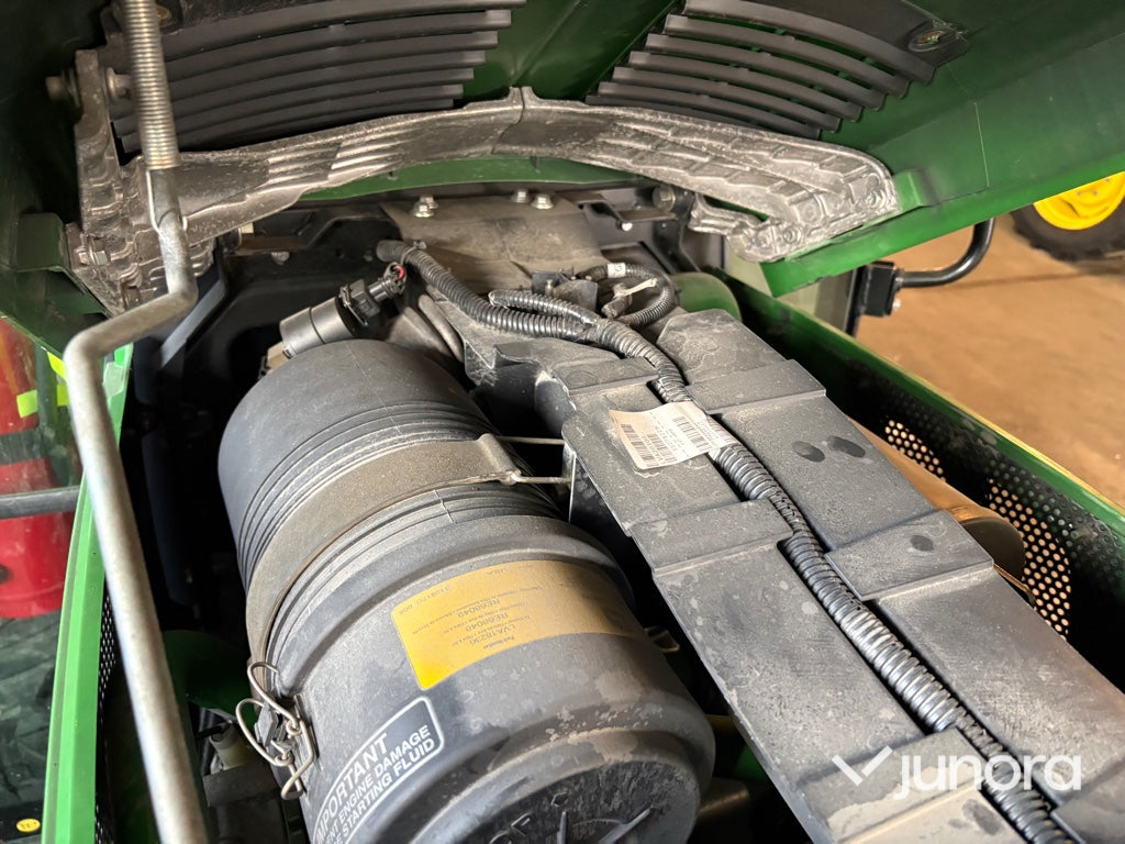 Traktor John Deere 3045R med vikplog och sandspridare