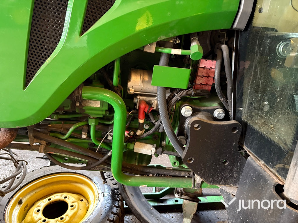 Traktor John Deere 3045R med vikplog och sandspridare