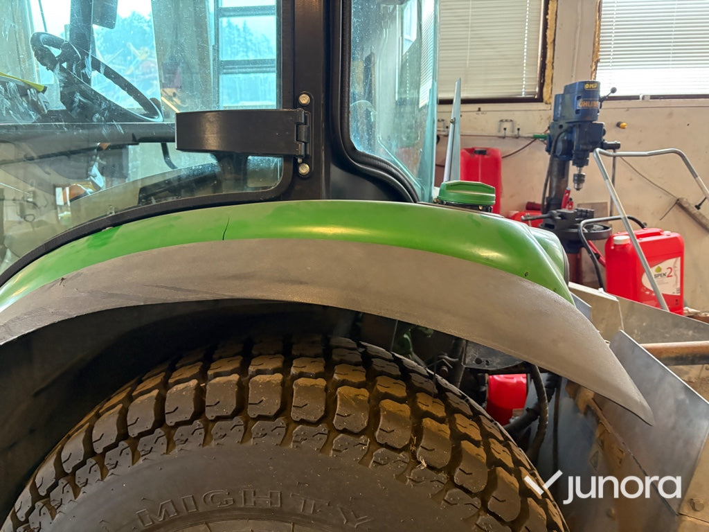 Traktor John Deere 3045R med vikplog och sandspridare