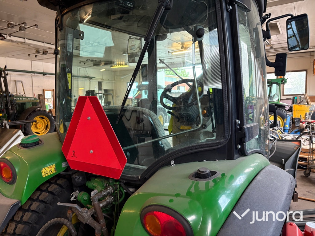 Traktor John Deere 3045R med vikplog och sandspridare