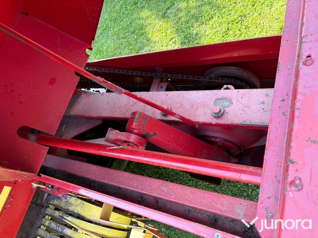 Höpress New Holland med en Harjo balkastare