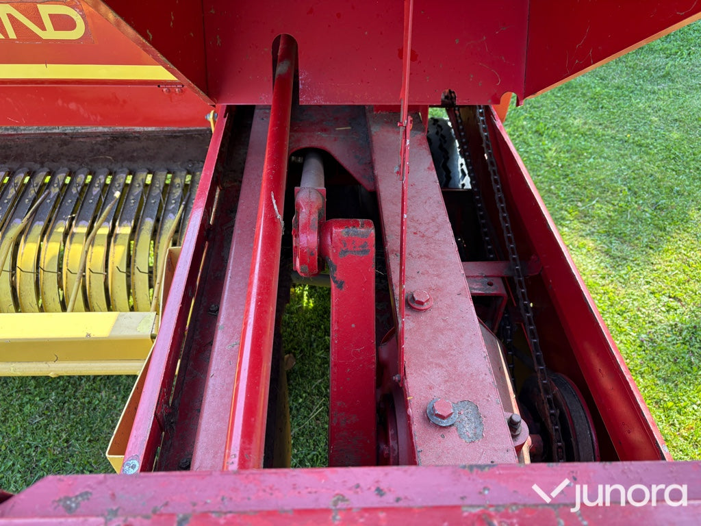 Höpress New Holland med en Harjo balkastare