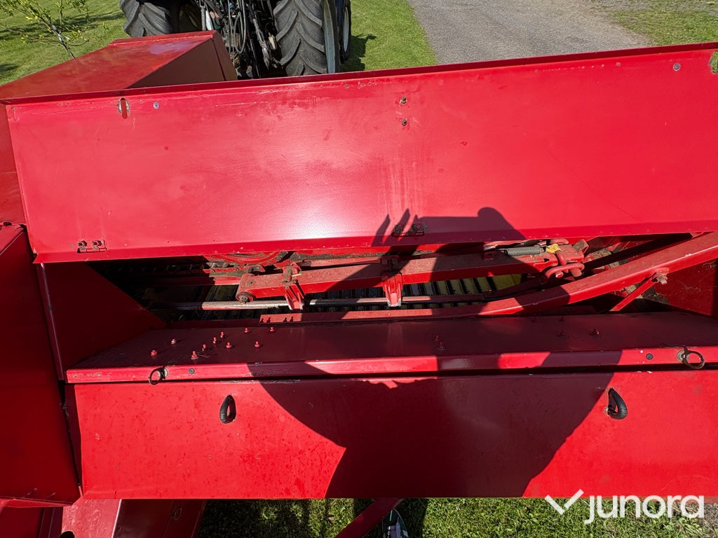 Höpress New Holland med en Harjo balkastare