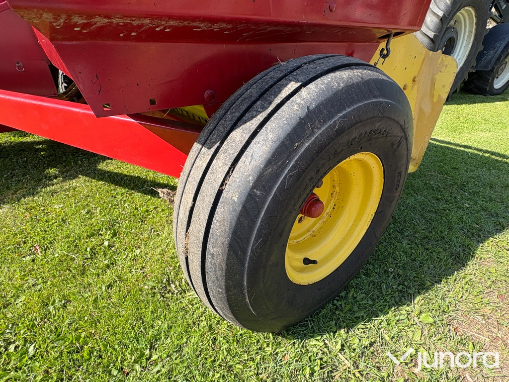 Höpress New Holland med en Harjo balkastare
