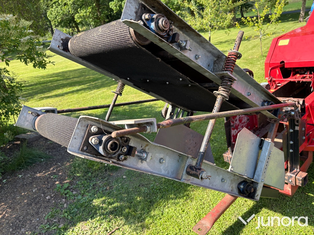 Höpress New Holland med en Harjo balkastare