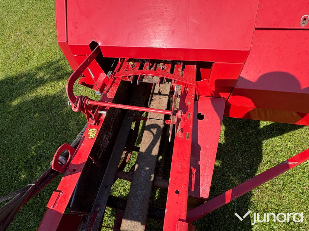 Höpress New Holland med en Harjo balkastare