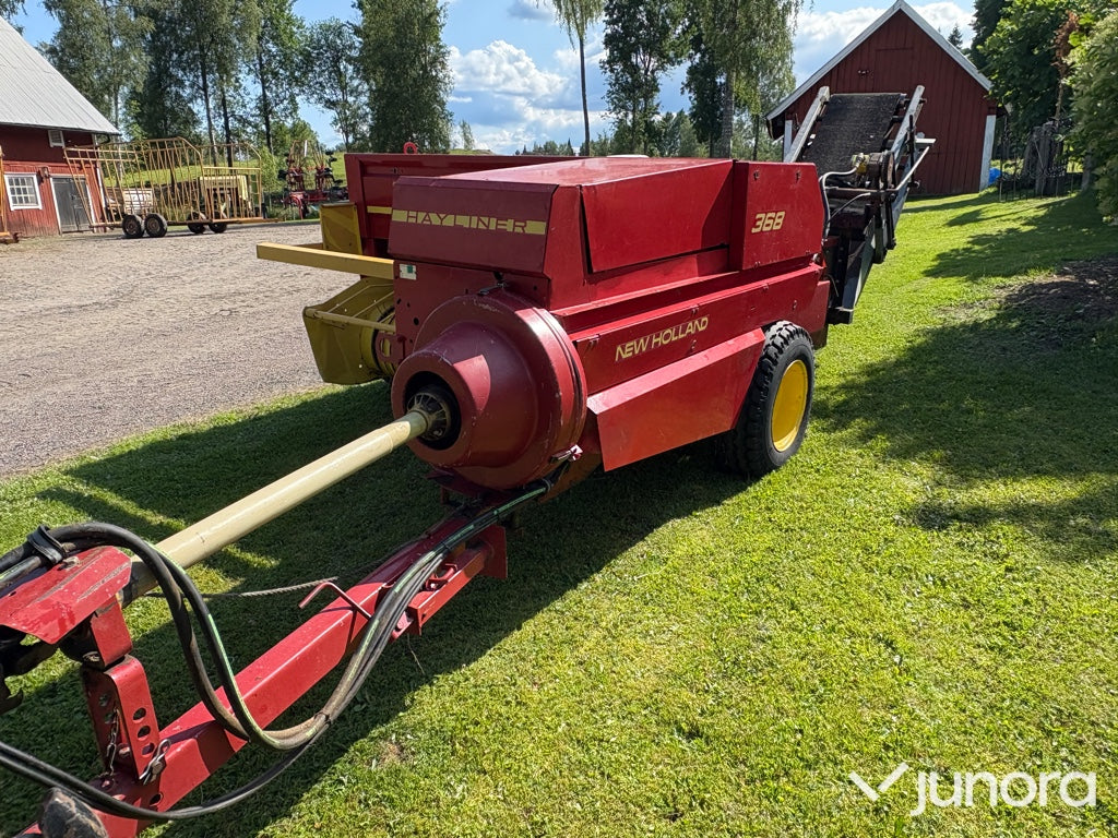 Höpress New Holland med en Harjo balkastare