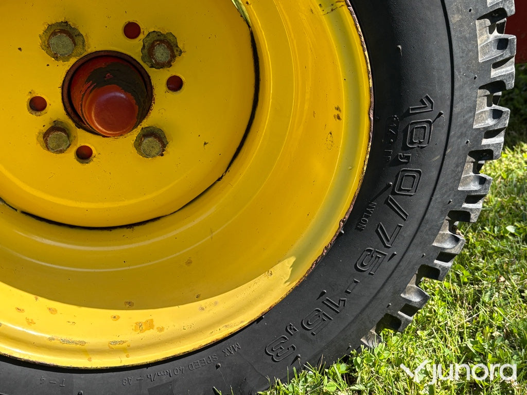 Höpress New Holland med en Harjo balkastare