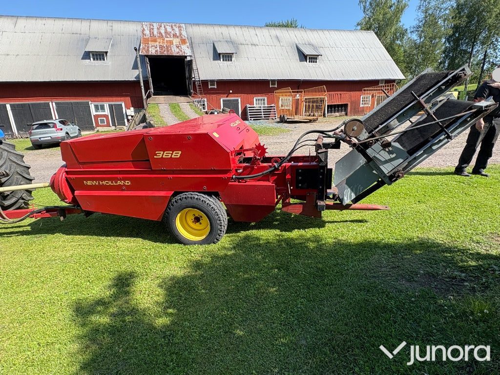 Höpress New Holland med en Harjo balkastare