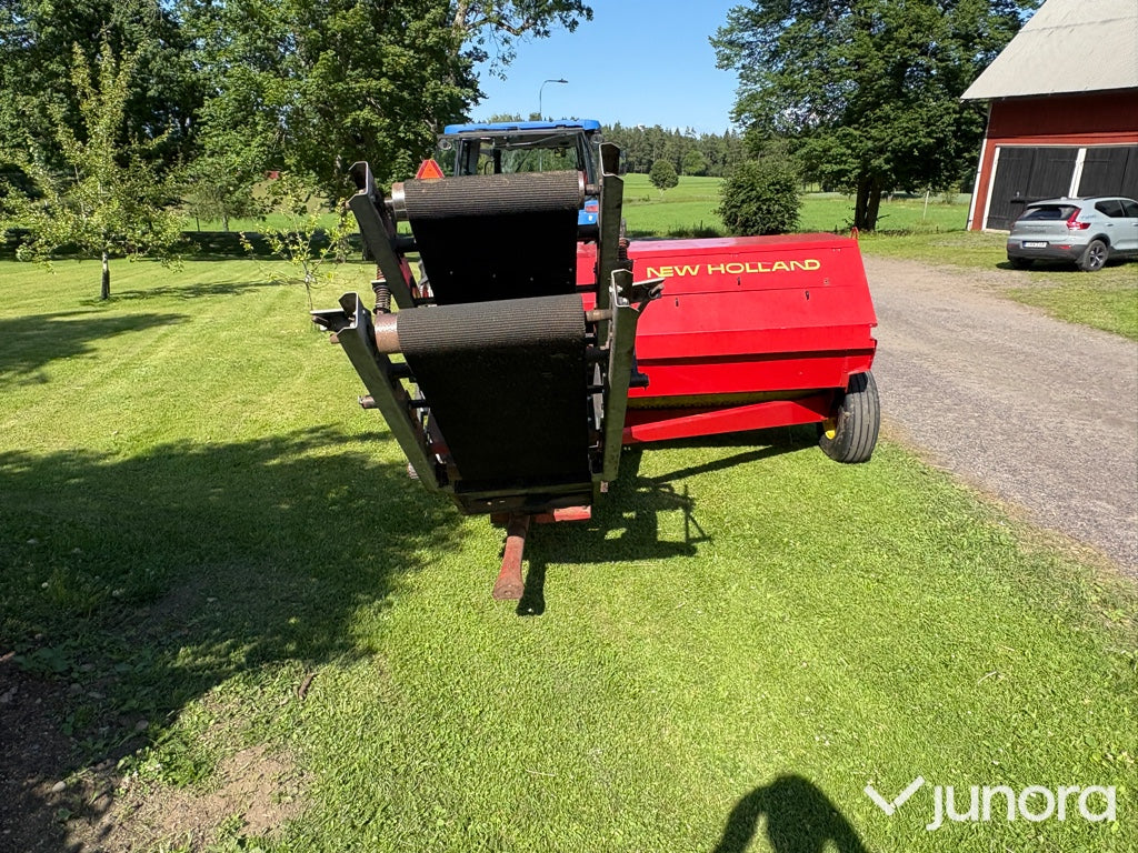 Höpress New Holland med en Harjo balkastare