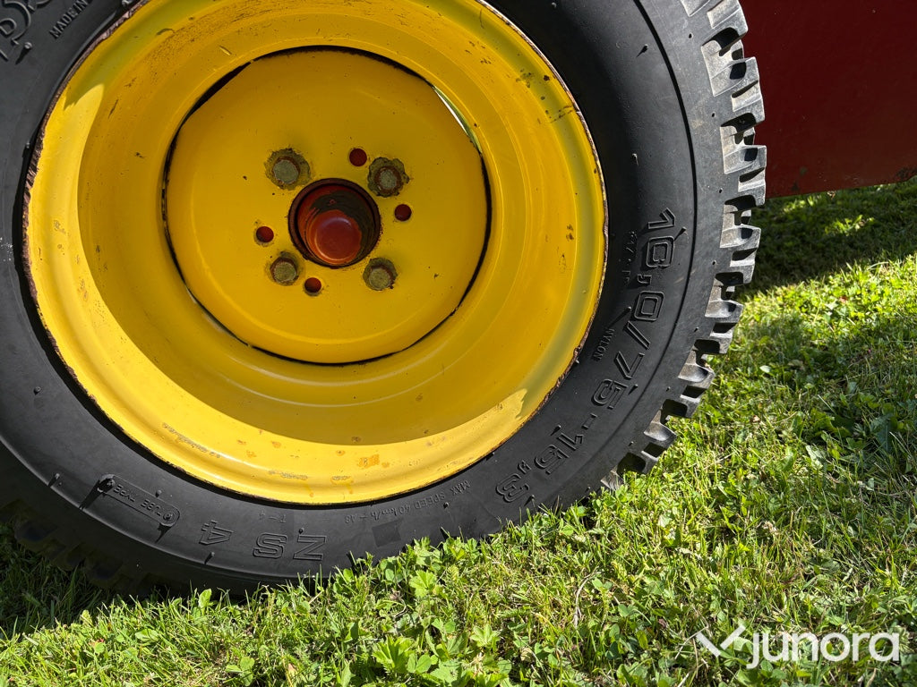 Höpress New Holland med en Harjo balkastare
