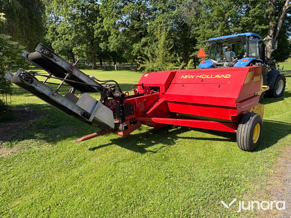 Höpress New Holland med en Harjo balkastare