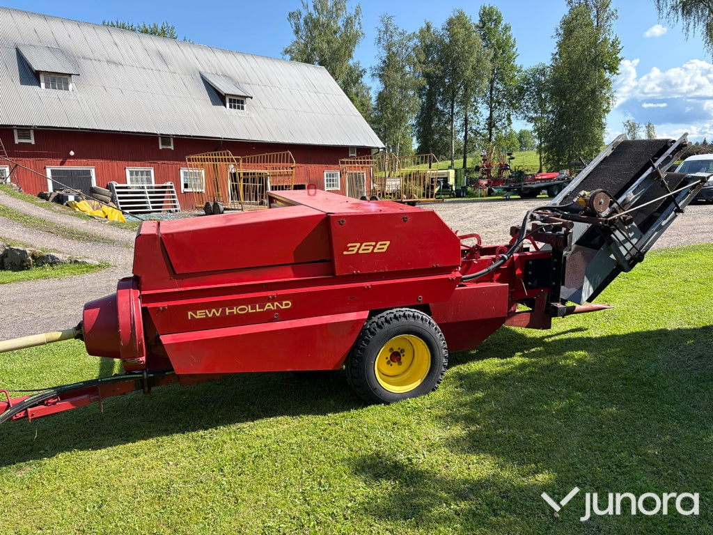 Höpress New Holland med en Harjo balkastare