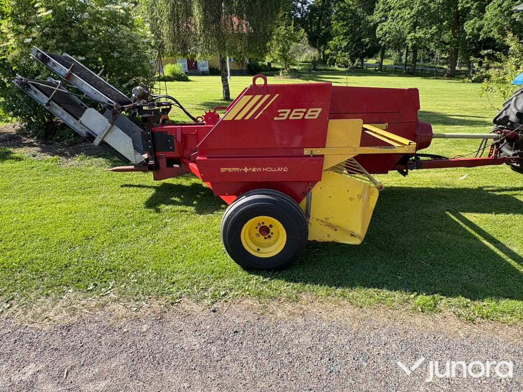 Höpress New Holland med en Harjo balkastare
