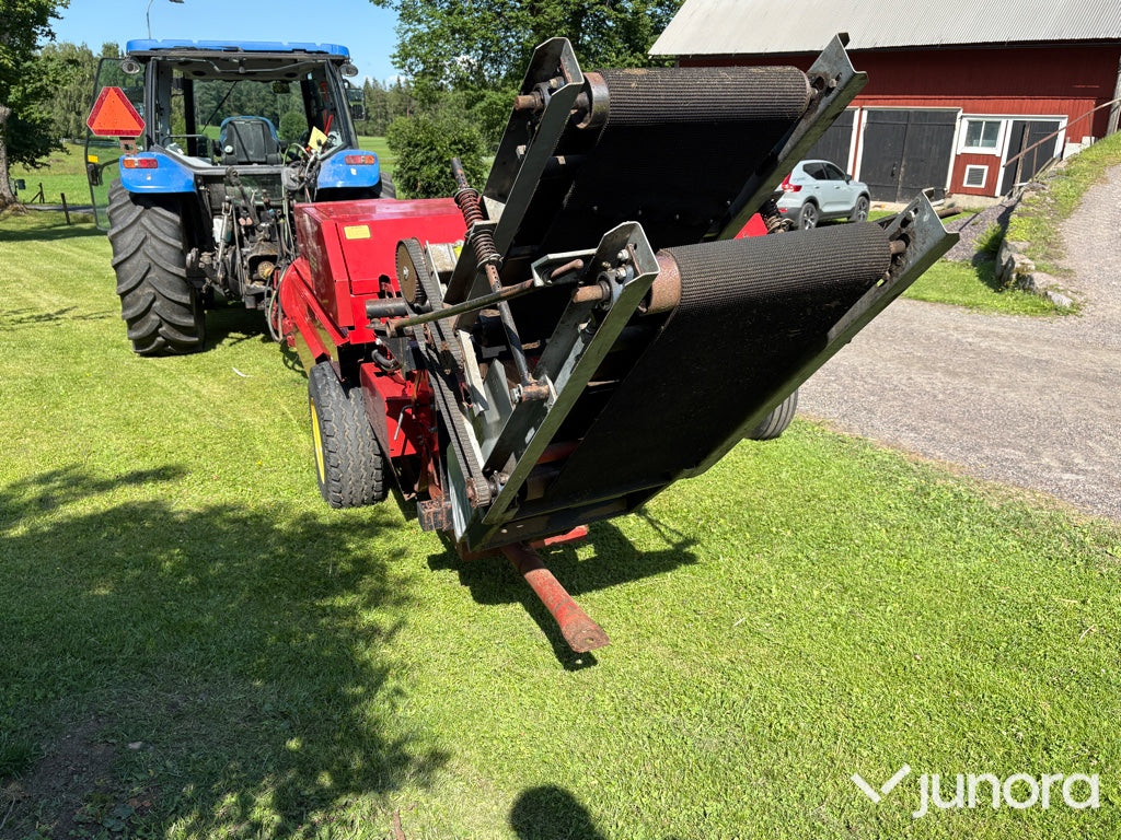 Höpress New Holland med en Harjo balkastare