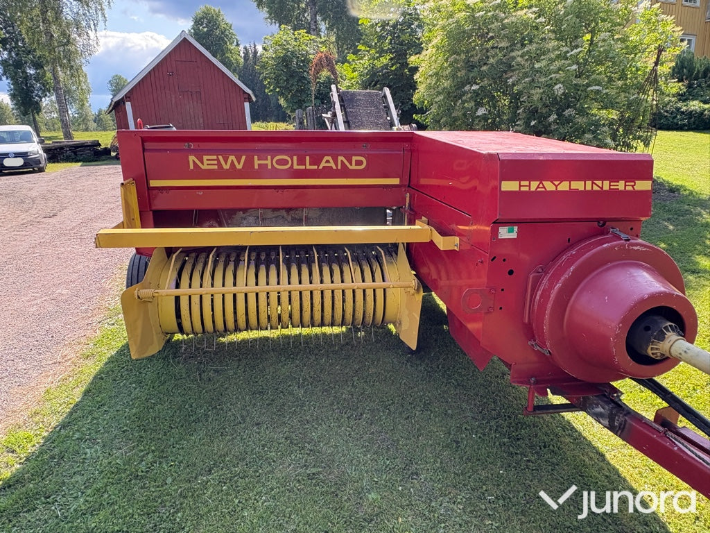 Höpress New Holland med en Harjo balkastare