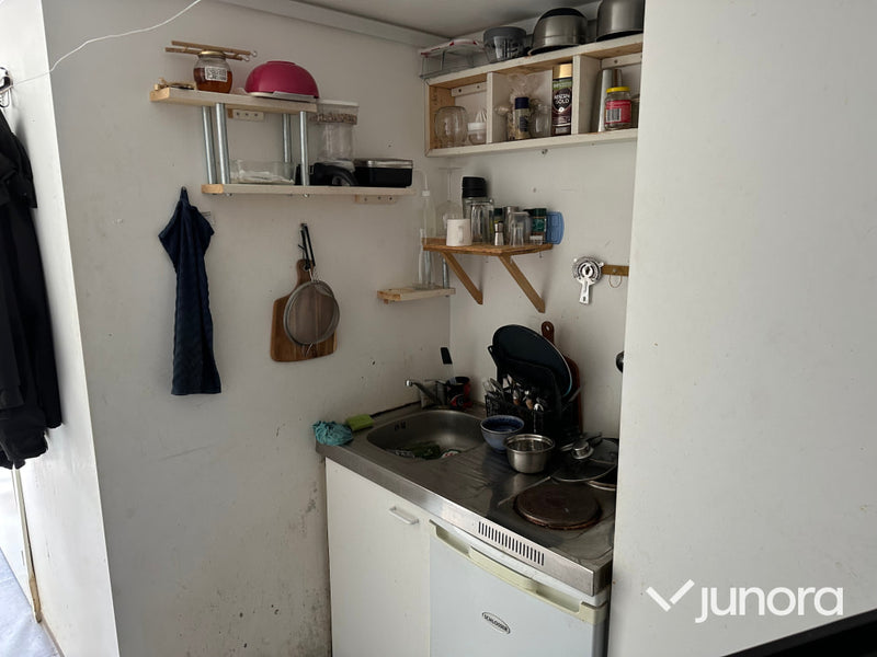 Isolerad 20-fots container med kök, dusch och toalett