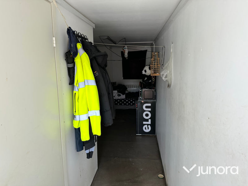 Isolerad 20-fots container med kök, dusch och toalett