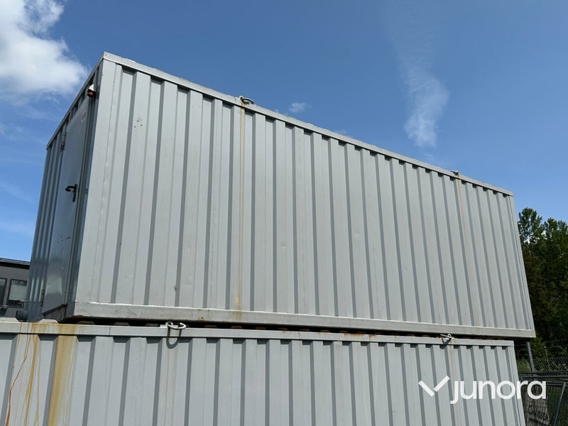 Isolerad 20-fots container med kök, dusch och toalett