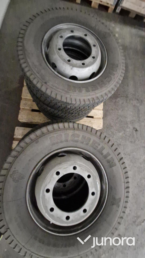 Däck på Fälg från Volvo FL 4*2