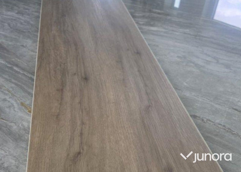 Vinylgolv – 114 m², mörk ek (SPC, klickgolv)