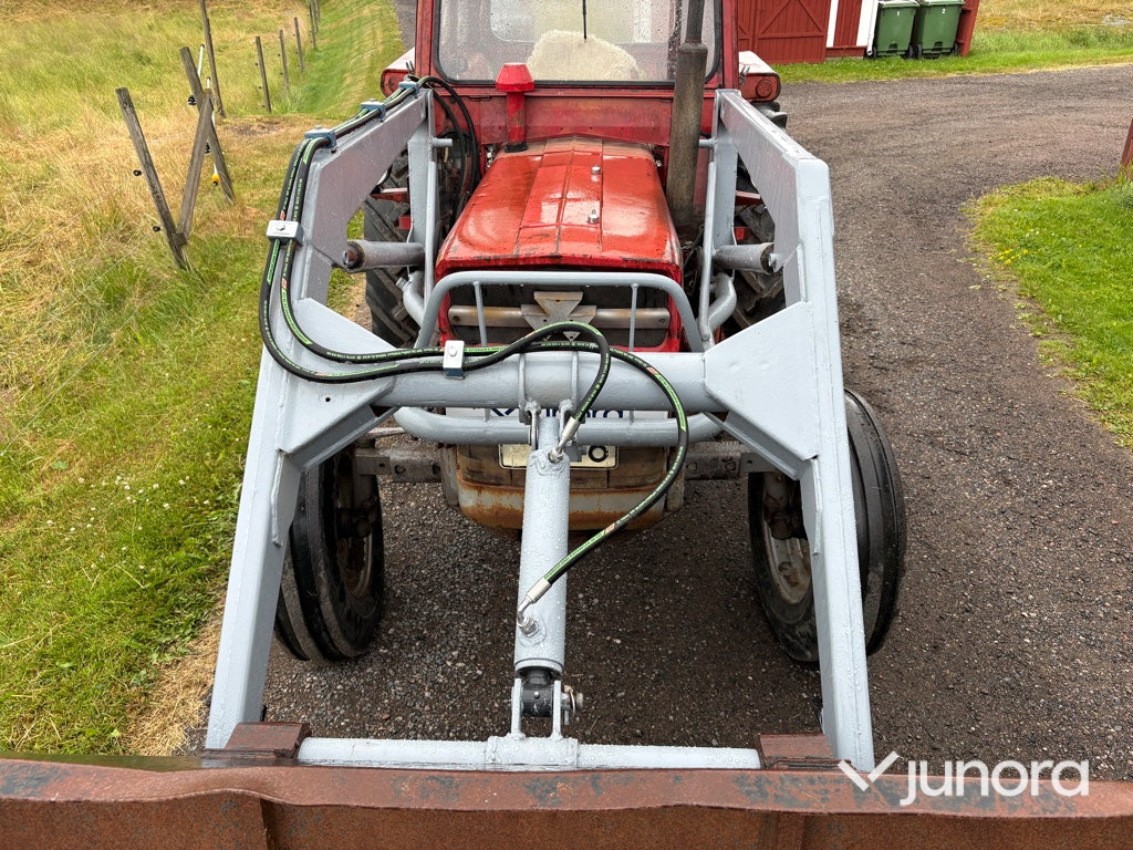 Traktor - Massey Ferguson 135 med frontlastare