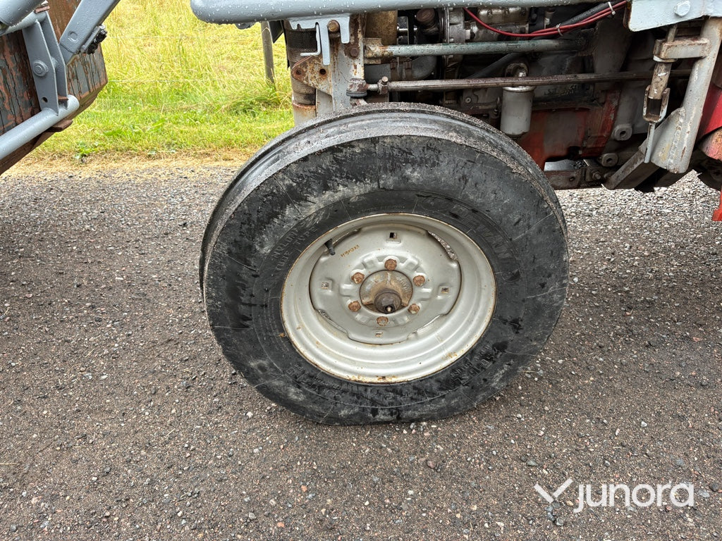 Traktor - Massey Ferguson 135 med frontlastare