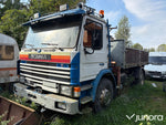 Lastbil Scania P92H 4X2 med lyftkran
