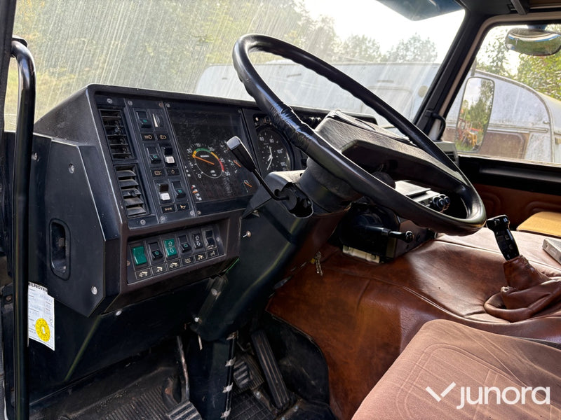 Lastbil Scania P92H 4X2 med lyftkran
