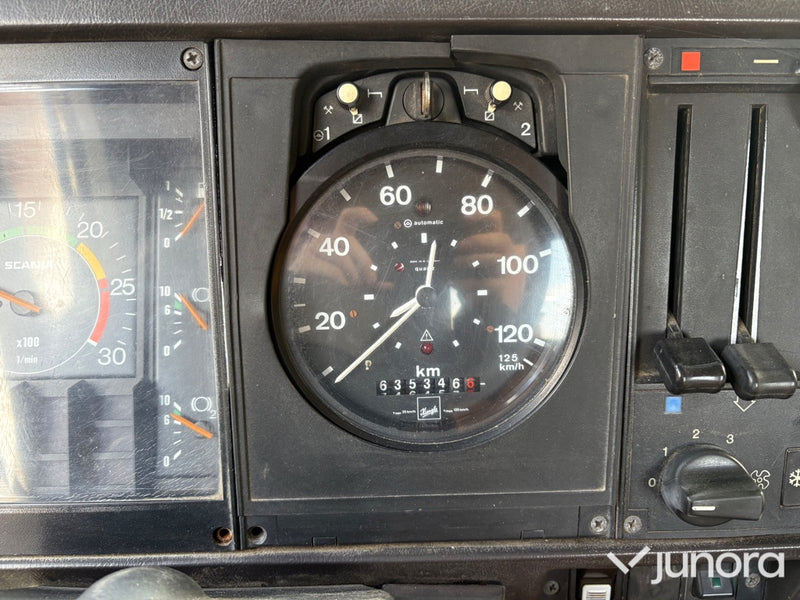 Lastbil Scania P92H 4X2 med lyftkran
