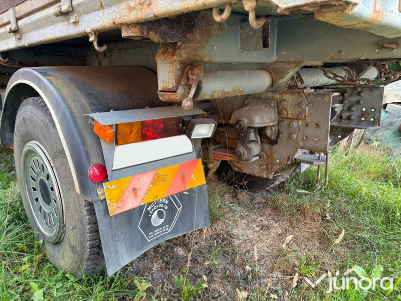 Lastbil Scania P92H 4X2 med lyftkran