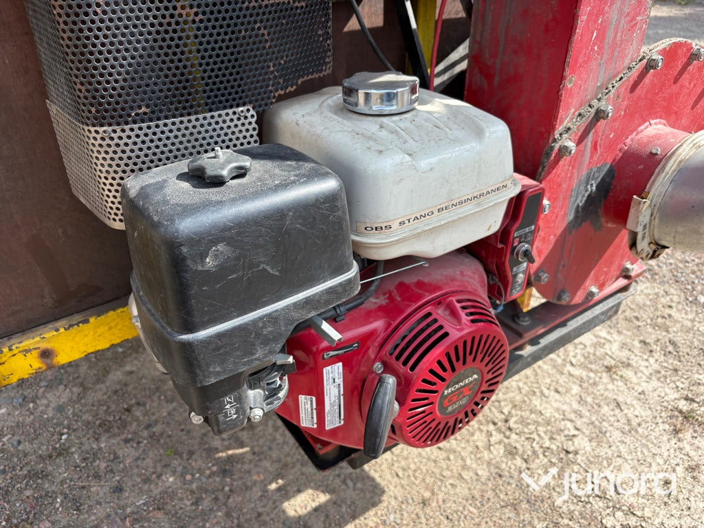 Lövsug med tippcontainer – Honda-motor