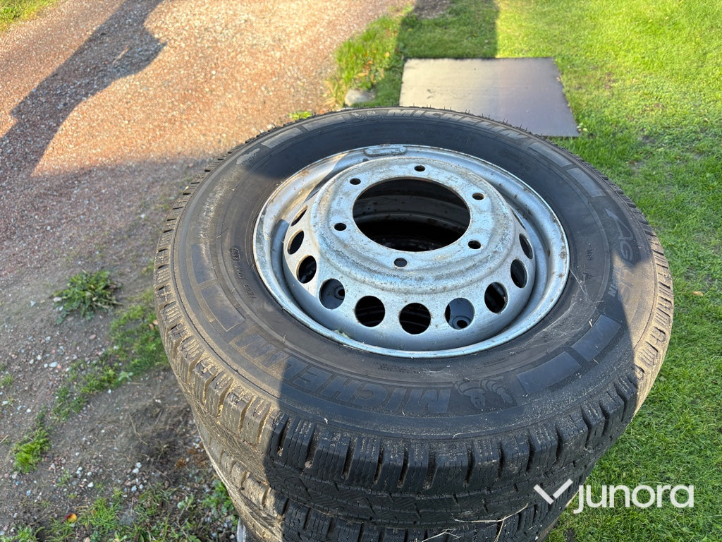 C-däck Michelin 205/75R16C med fälg