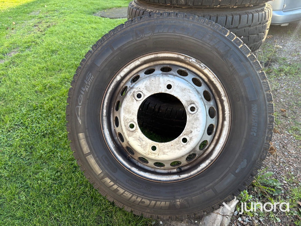 C-däck Michelin 205/75R16C med fälg