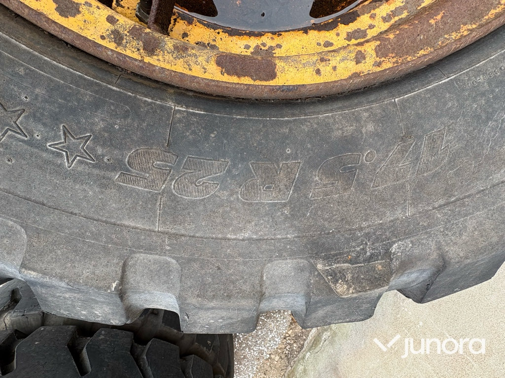 Entreprenaddäck - med fälg Michelin 475/65 R25